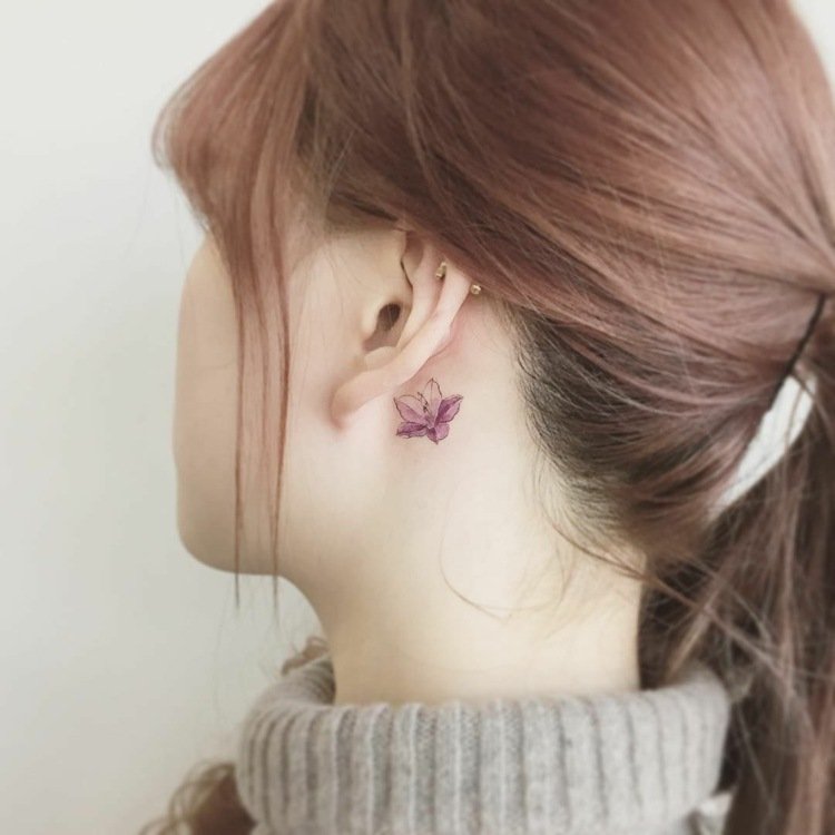 Flores de flores coloridas discretamente femininas pequenas tatuagens para atrás da orelha para mulheres