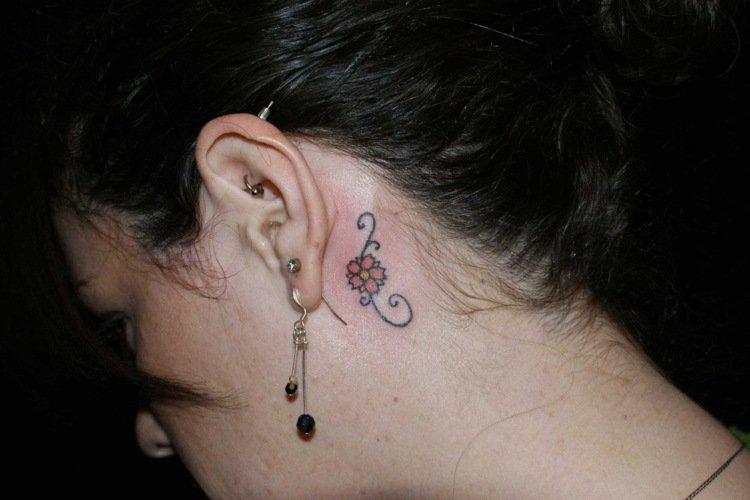 pequenas tatuagens com flores filigranas coloridas atrás da orelha