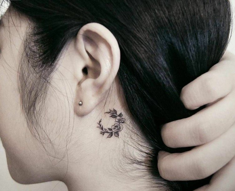 flores meia-lua discretamente pretos pequenos motivos de tatuagem atrás da orelha