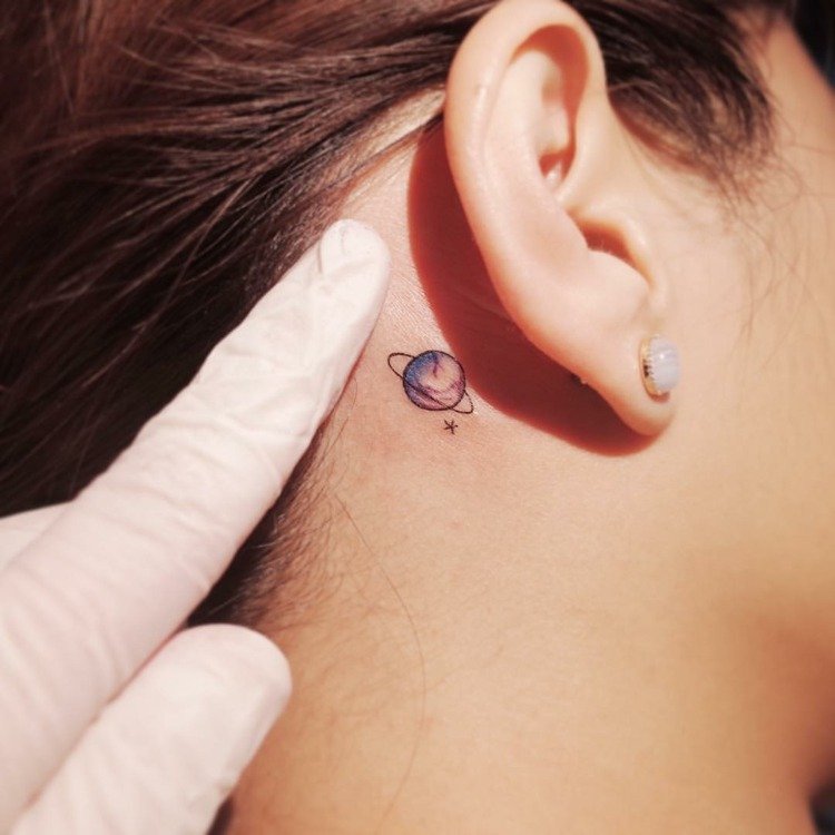 os melhores pequenos motivos de tatuagem para atrás da orelha para as mulheres planeta colorido