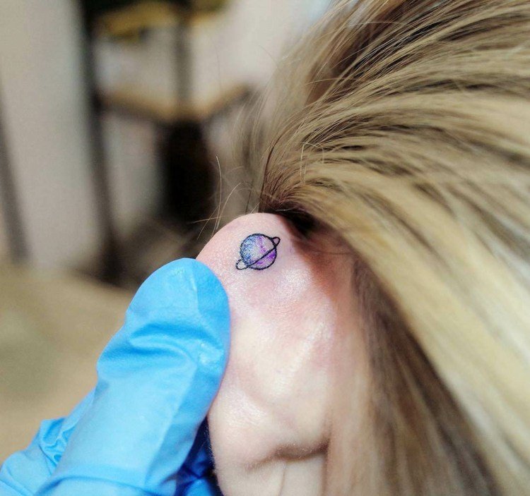 pequenos motivos de tatuagem para as mulheres do planeta atrás da orelha