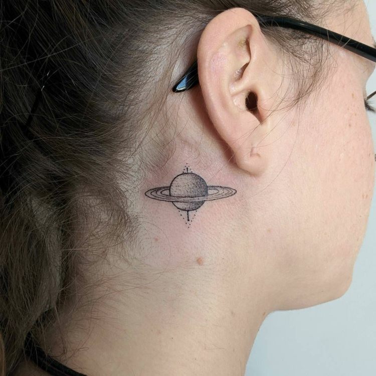 motivos de tatuagem mulheres planeta preto simples