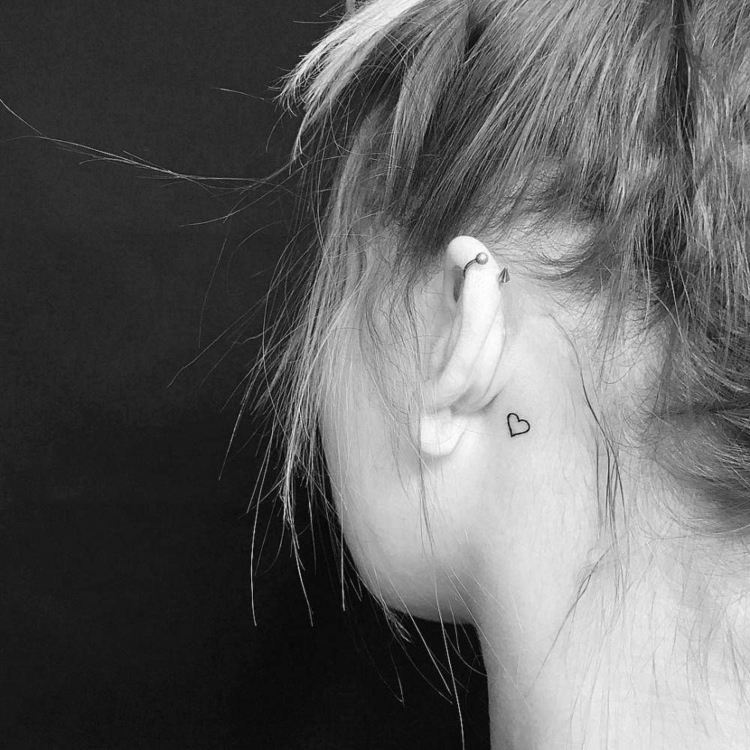 pequenos motivos de tatuagem com coração minimalista atrás da orelha