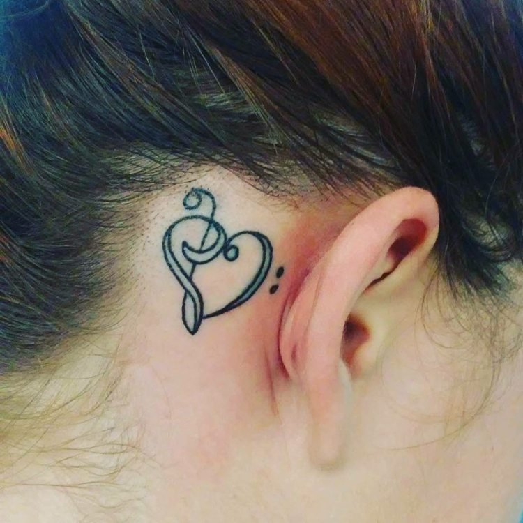 pequenos motivos de tatuagem em forma de coração, pontos de filigrana ornamentados atrás da orelha