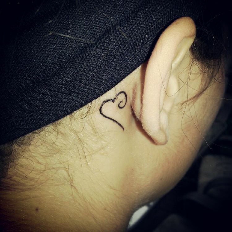 ilustração abstrata de pequenos motivos de tatuagem de coração para atrás da orelha para mulheres