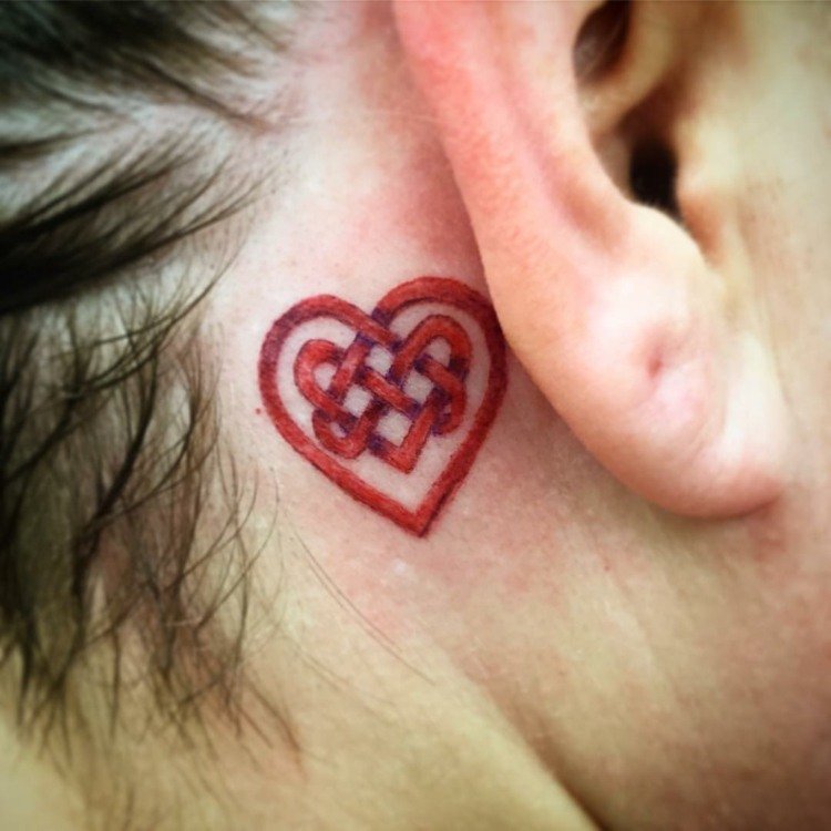 pequenos motivos de tatuagem com coração mulher vermelho