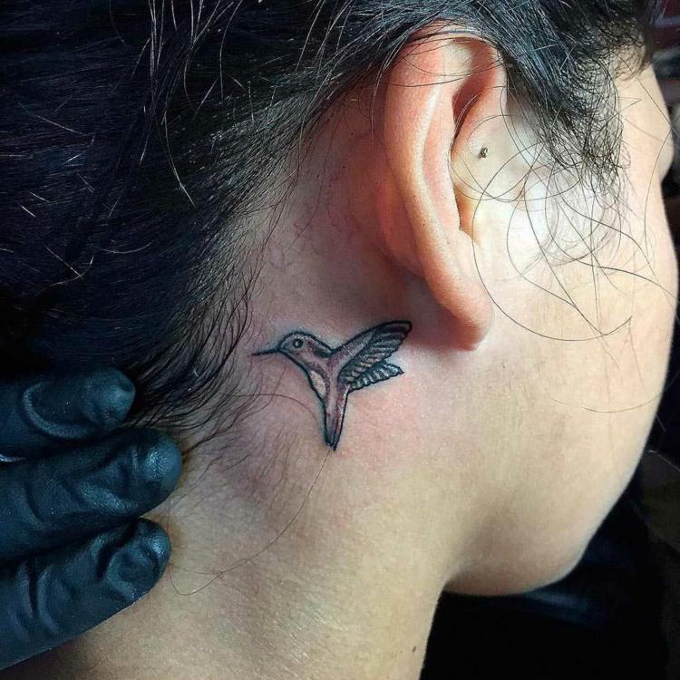 pequenas tatuagens pássaros atrás da orelha beija-flor
