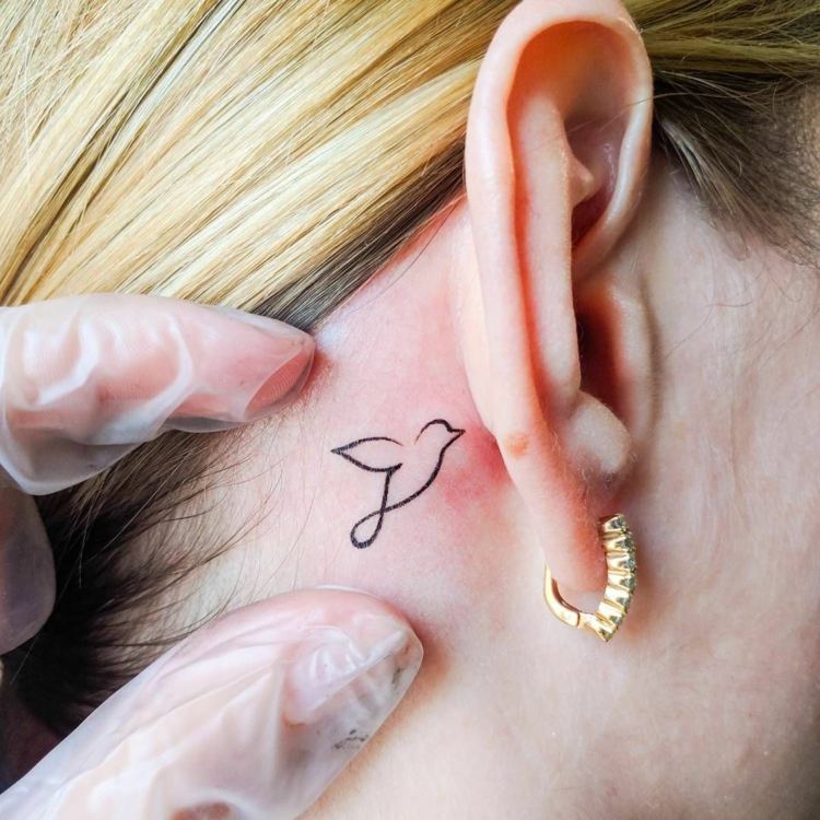 mergulhe pequenas tatuagens minimalistas atrás da orelha para mulheres