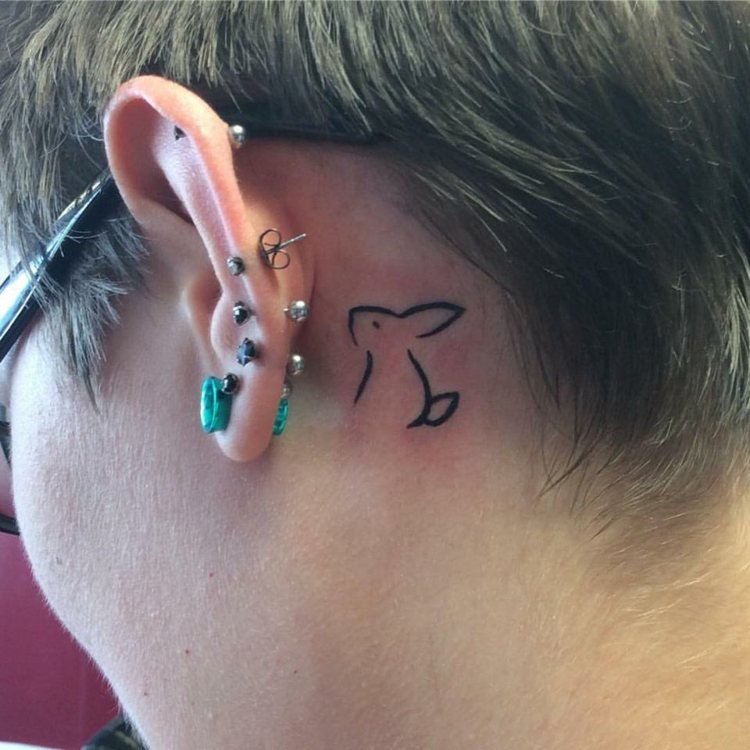 pequenos motivos de tatuagem para trás da orelha linha de coelho minimalista sutil
