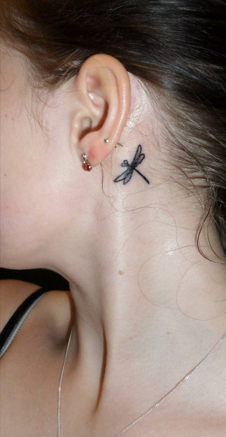libélula pequenos motivos de tatuagem para mulher atrás da orelha monocromático
