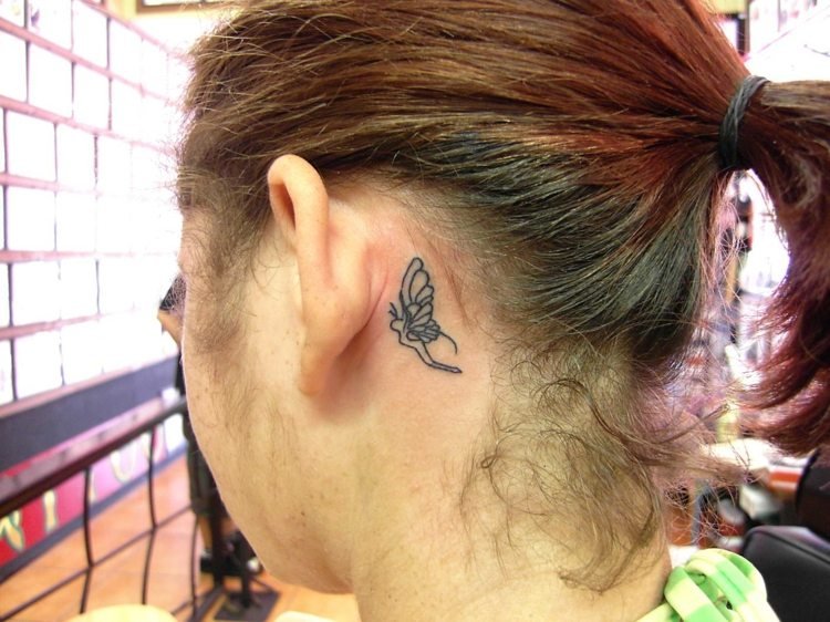 mulher tatuagem pequena orelha borboleta monocromática