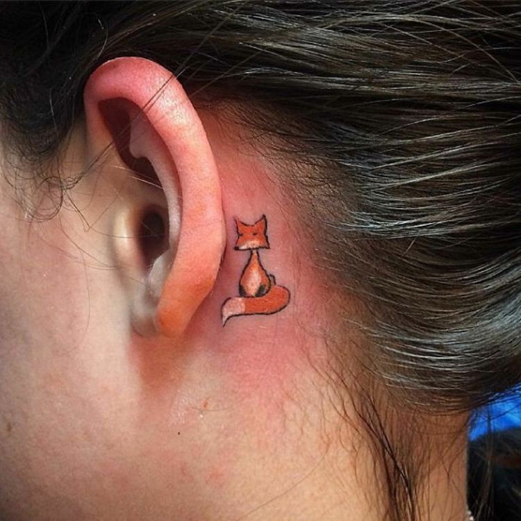 pequenos motivos de tatuagem de raposa de animal colorido atrás da orelha