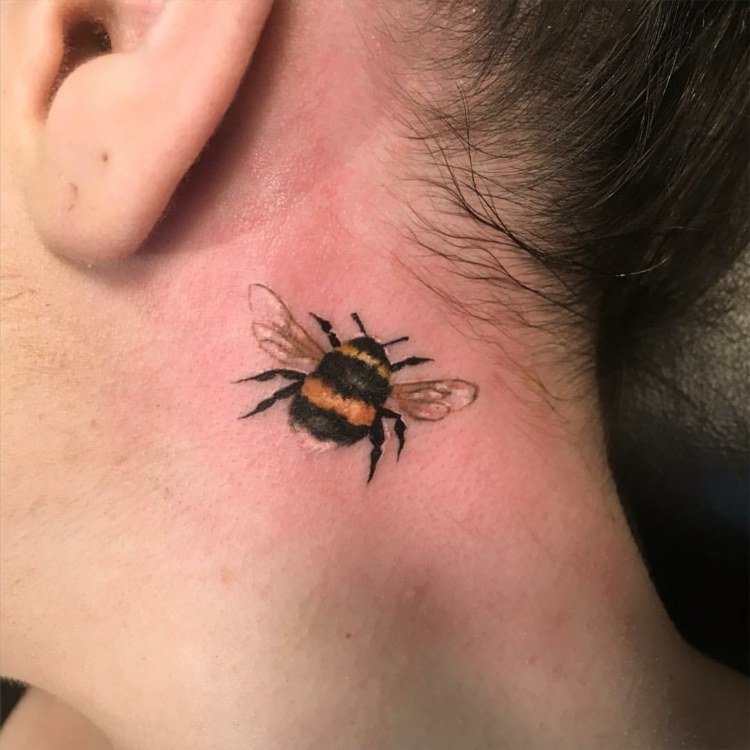 pequenos motivos de tatuagem hummel atrás da orelha para mulheres de cor