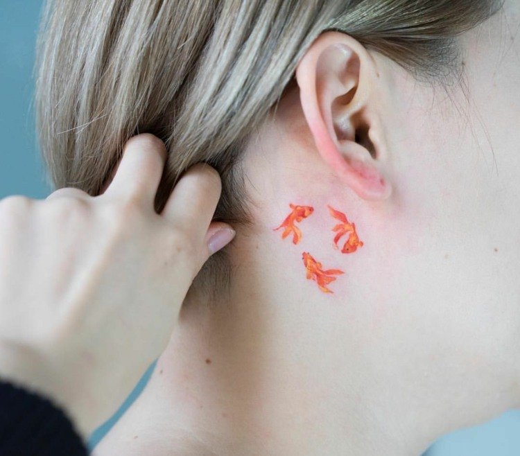 pequenas tatuagens japonesas coloridas de peixinho dourado para mulheres