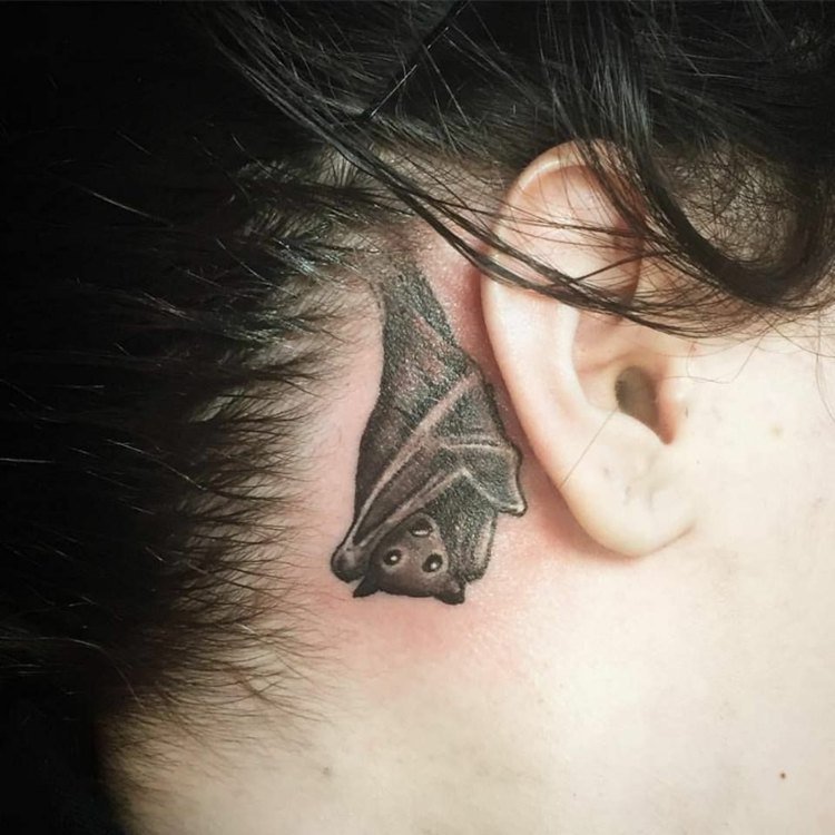 mulher corpo joias morcego pequenos motivos de tatuagem atrás da orelha monocromático