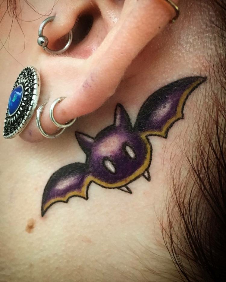 pequenos motivos de tatuagem para mulheres morcego colorido roxo mostarda preta