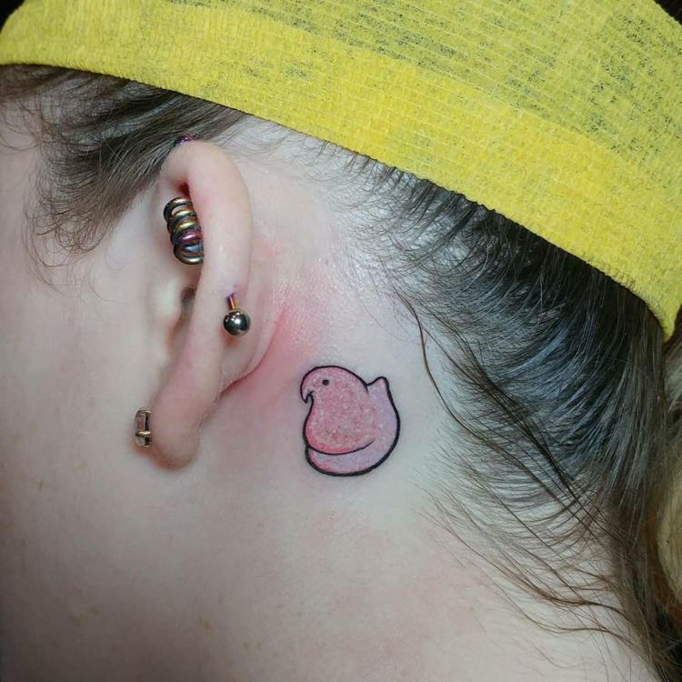 pequenos motivos de tatuagem para atrás da orelha pato rosa roxo mulher