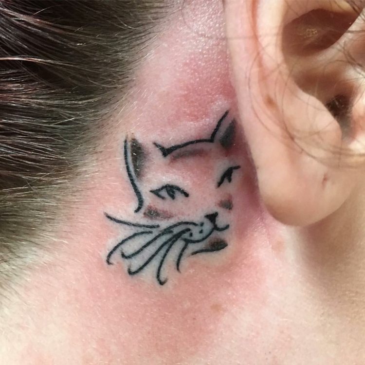 mini tatuagem atrás da orelha gato simplesmente mulher