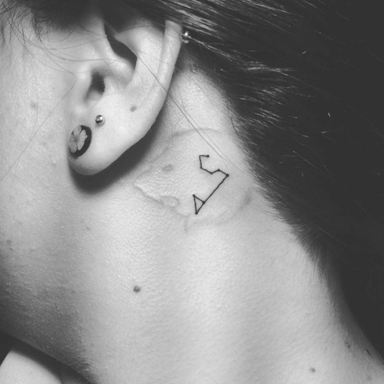Constelação de animais de leão com pequenos motivos de tatuagem atrás da orelha mulheres