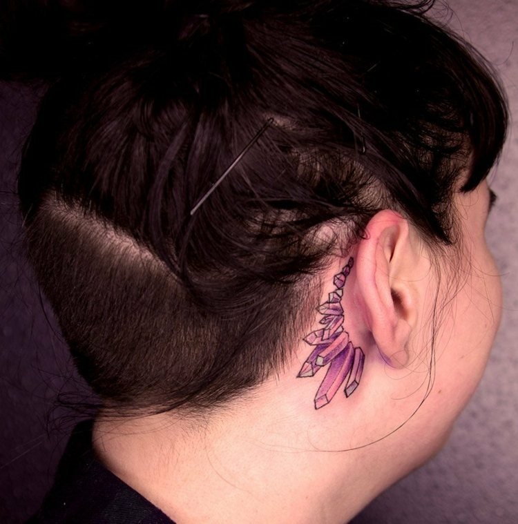 pedras preciosas de cor roxa rosa mulher com pequenos motivos de tatuagem atrás da orelha