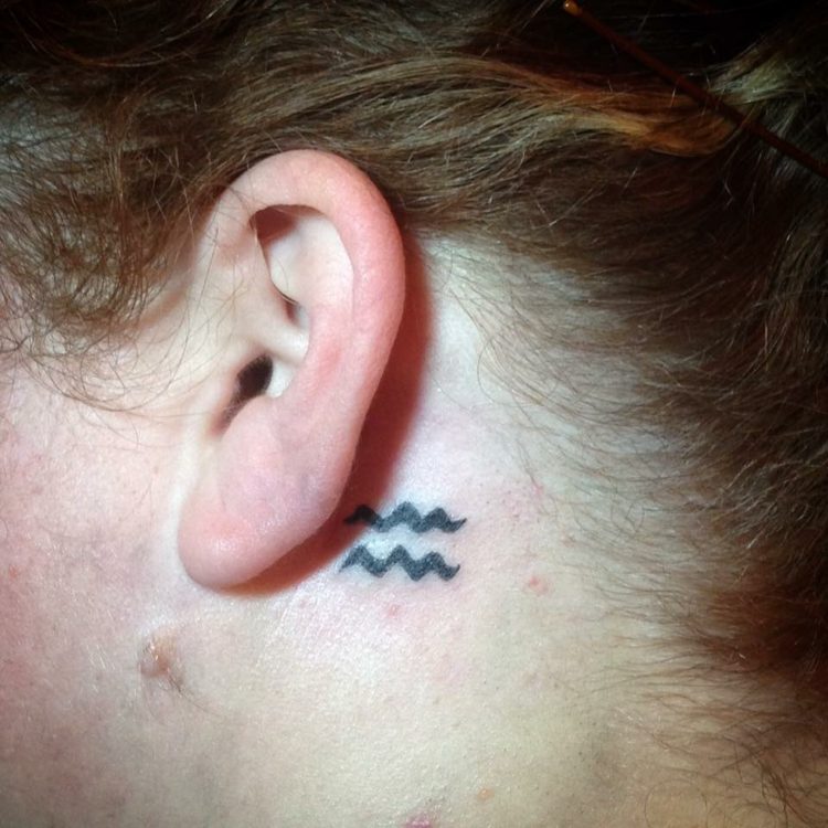 signo do zodíaco aquário símbolo pequenos motivos de tatuagem para atrás da orelha