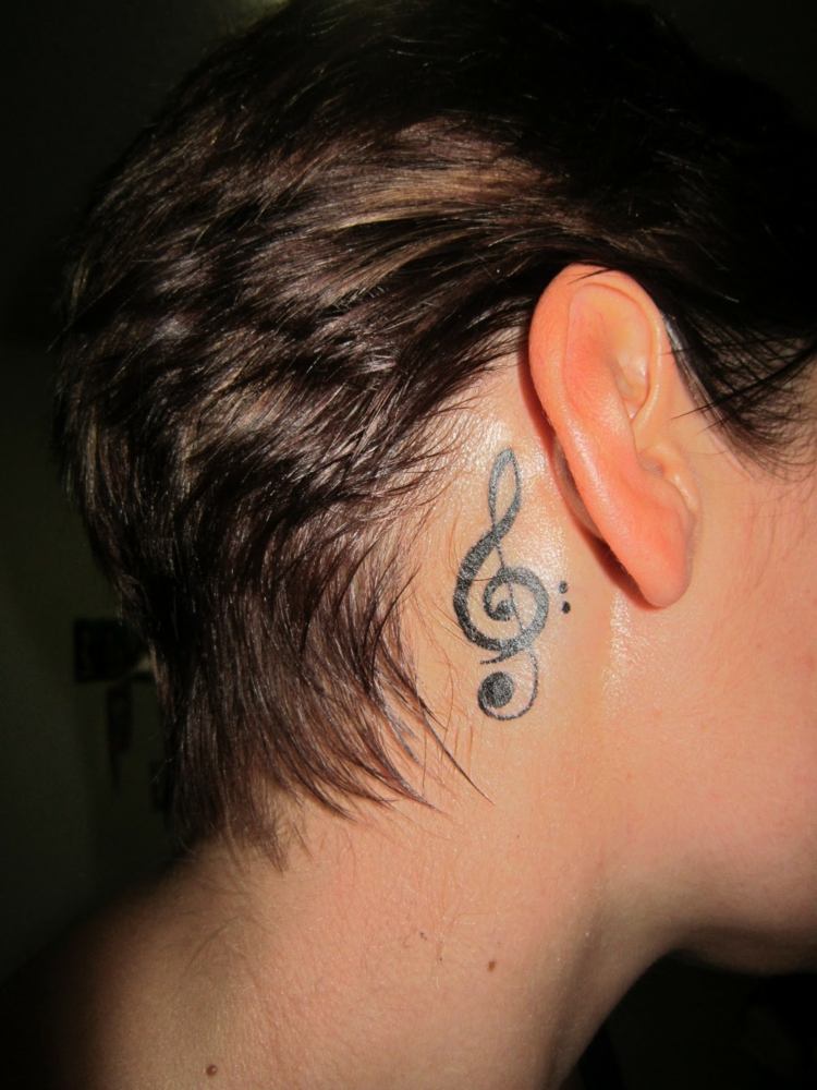 pequenos motivos de tatuagem de clave de música para mulheres atrás da orelha
