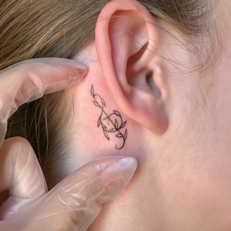 clave deixa pequenos motivos de tatuagem em filigrana para atrás da orelha