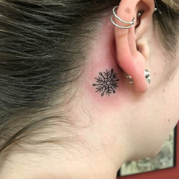 pequenos motivos de tatuagem para atrás da orelha, um floco de neve minimalista preto