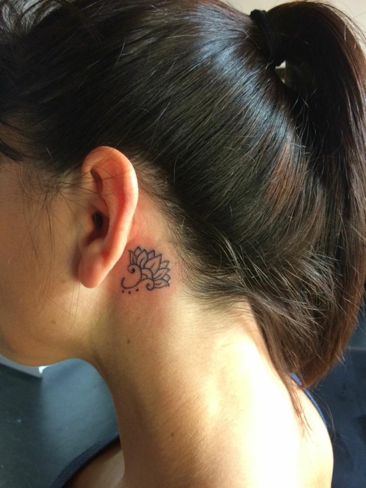 pequenos motivos de tatuagem para atrás da orelha flor de lótus monocromática filigrana