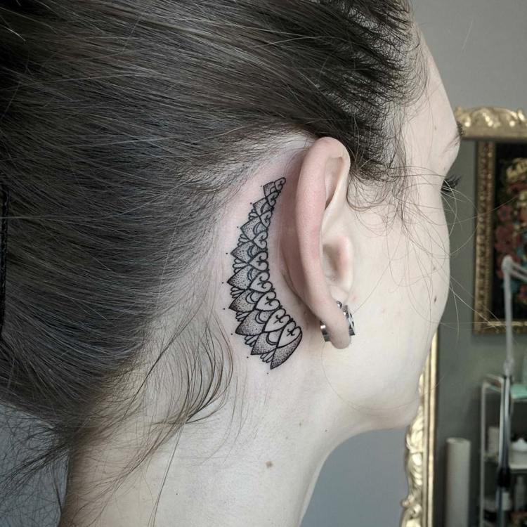 pequenos motivos de tatuagem para atrás da orelha mandala preta mulher filigrana