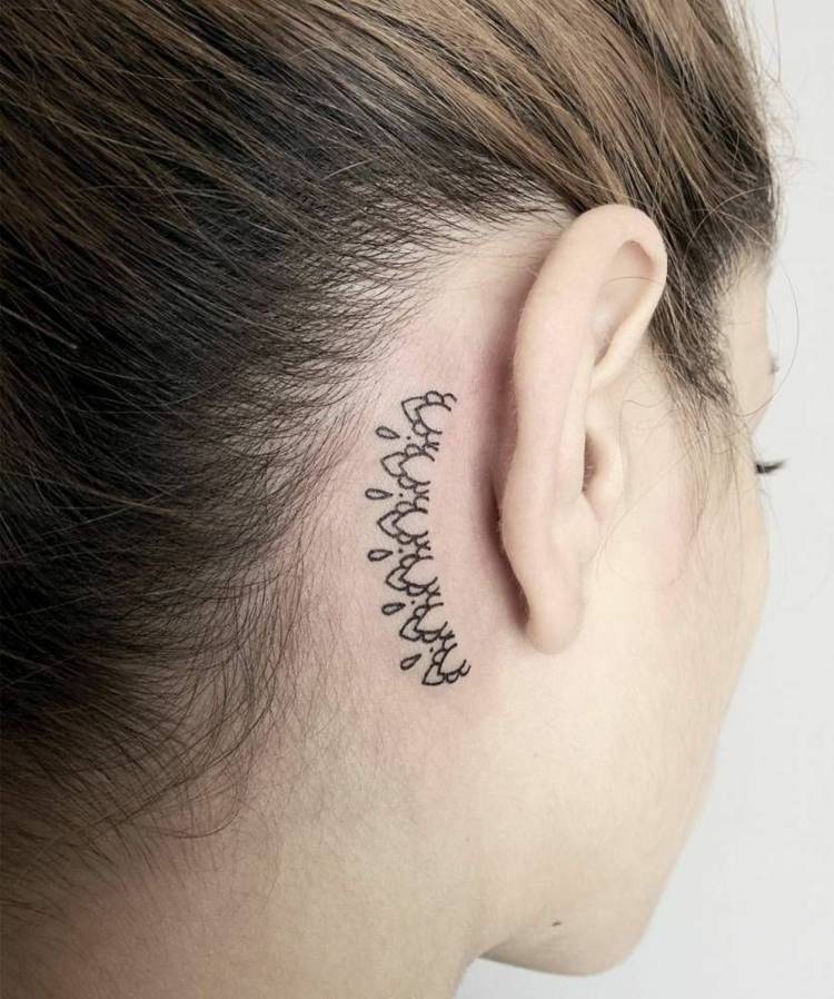 Enfeite filigrana com pequenos motivos de tatuagem para mulheres atrás da orelha