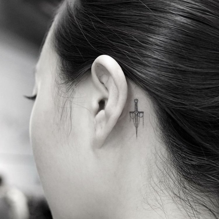 Pequenos motivos de tatuagem de espada preta minimalista para atrás da orelha para mulheres