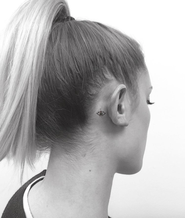 pequenos motivos de tatuagem para pontos oculares discretamente monocromáticos atrás da orelha