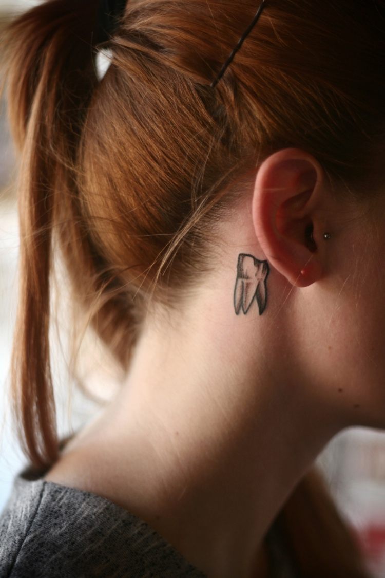 pequenos motivos de tatuagem para dente de mulher atrás da orelha