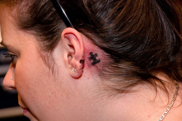 pequenos motivos de tatuagem para mulheres atrás da orelha