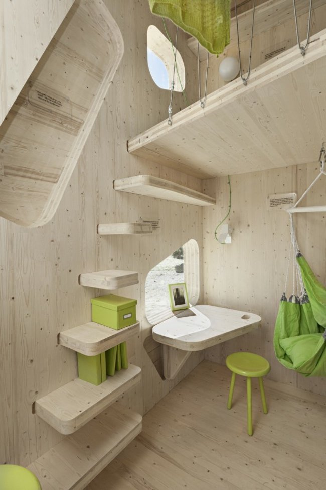 Escadas de apartamentos de estudantes livros cortinas verdes