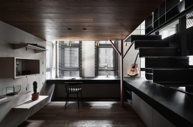 apartamento com loft cama alta estantes de madeira teto atelier design violão