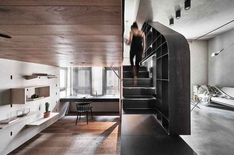 apartamento com loft cama alta estantes revestidas de madeira quarto branco usar parede divisória escada de concreto