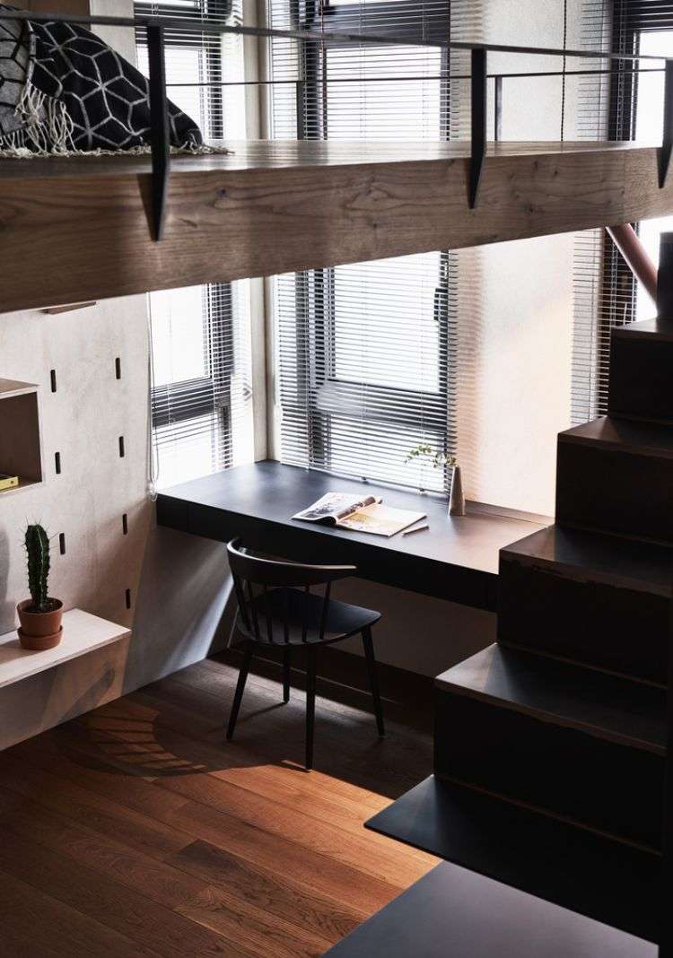 área de trabalho escrivaninha cadeira preta revista caneta persianas pendentes escada de cacto
