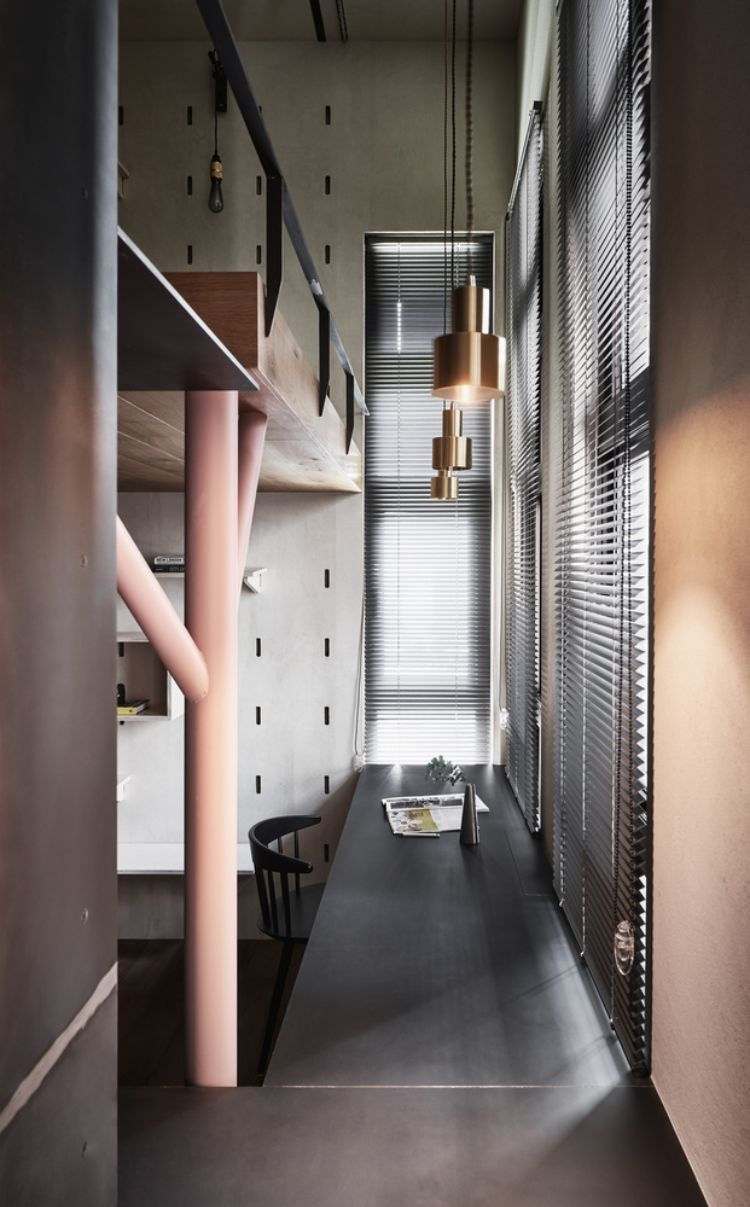 Área de trabalho cadeira de escrivaninha revista preta cortinas persianas pilar de luz pendente bancada de proteção contra quedas