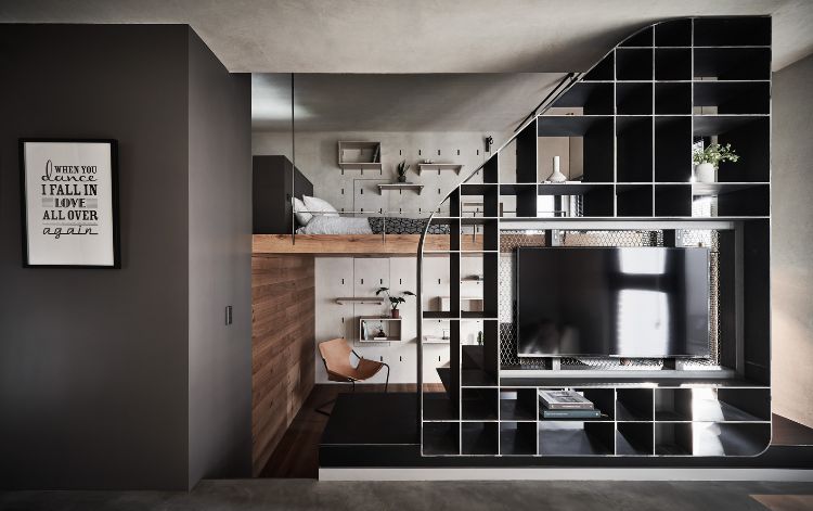 apartamento com mezanino cama loft prateleiras com painéis de madeira branco uso do espaço apartamento de um quarto atelier design parede divisória tv