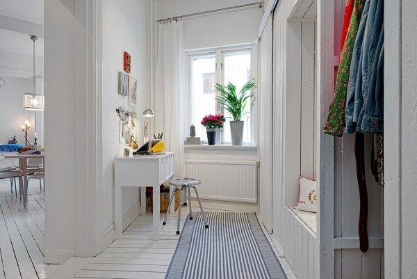Pequeno apartamento sueco purista na área de home office
