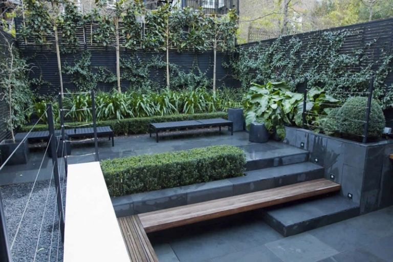 forma de jardim pequeno design cinza moderno subindo escadas