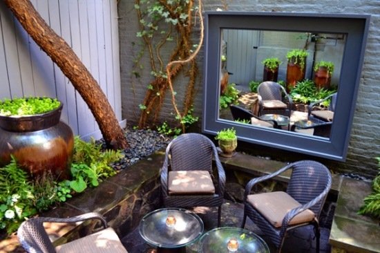 Crie um pequeno jardim - amplie-o visualmente - móveis de vime espelhados