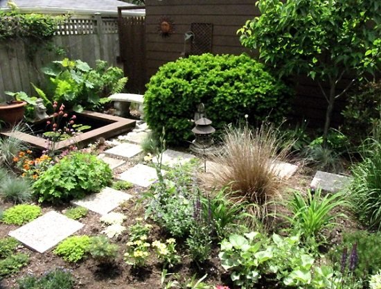 Ideias para um pequeno jardim esverdeando o piso cobrindo a pedra natural