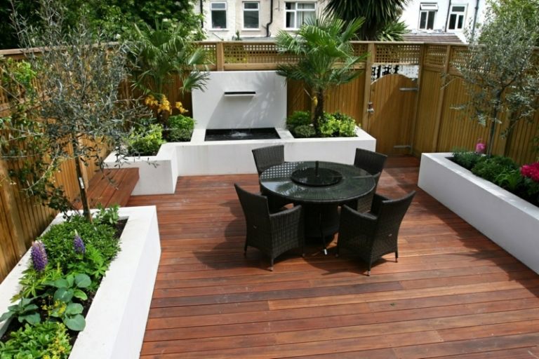 design pequeno jardim canteiros elevados ideia concreto branco piso de madeira fonte tela de privacidade