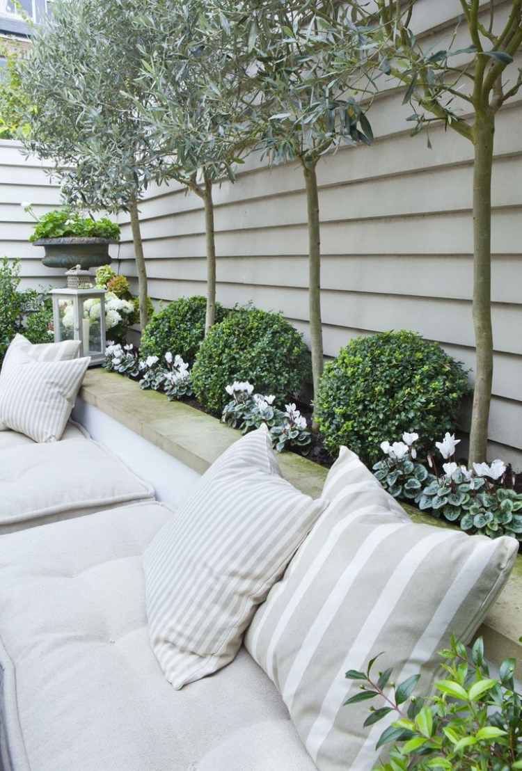 almofada de assento bege-pequeno-jardim-decoração-surrado-look-banco-bege