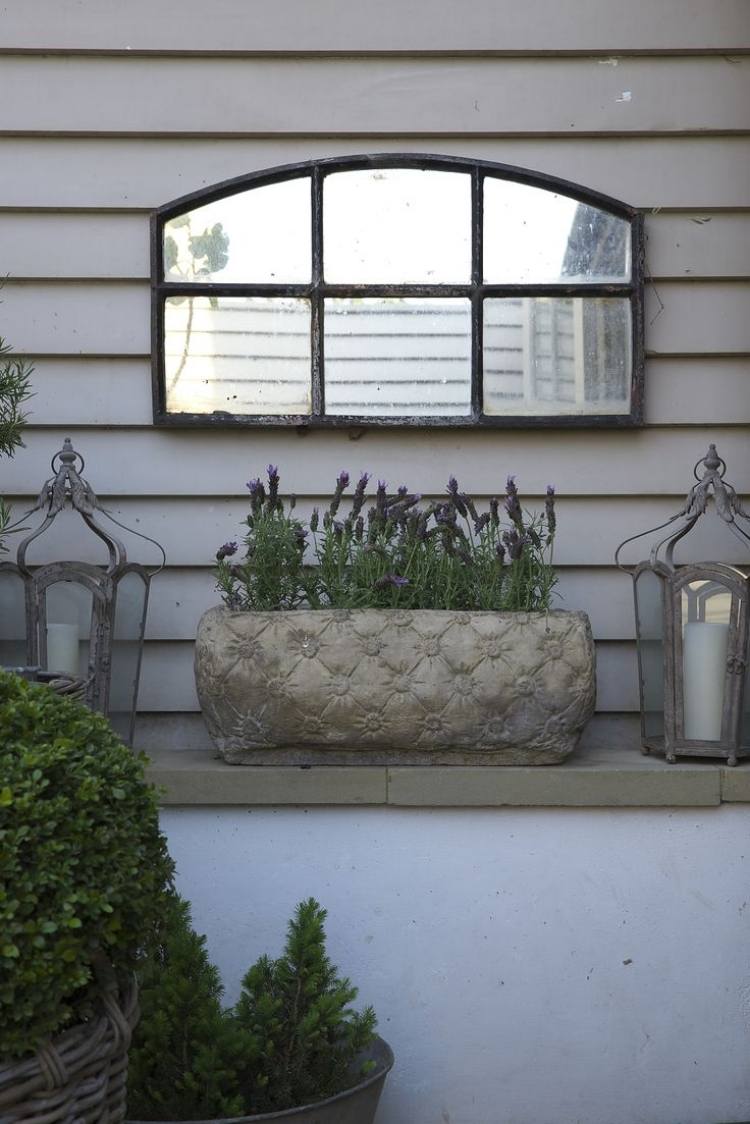 small-garden-design-shabby-vintage-candle-lanterns-flower-box-mirrors