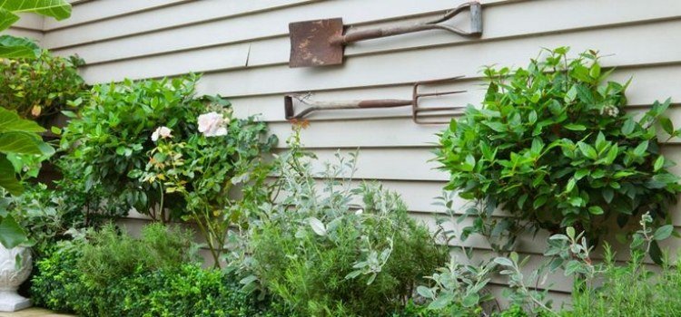 small-garden-design-shabby-decoration-shovel-arbhes