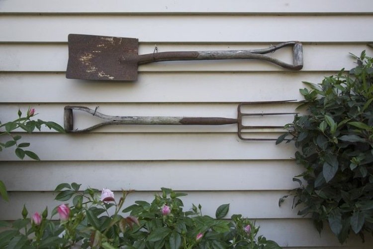 garden-shabby-look-vintage-decoration-shovel-pitchfork